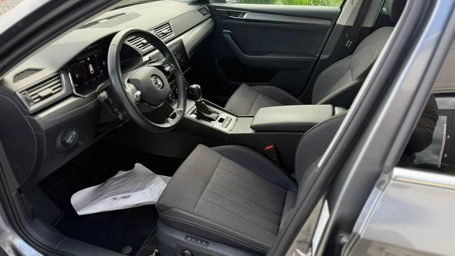 SKODA Superb -
