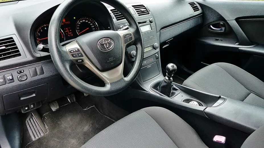 TOYOTA Avensis -