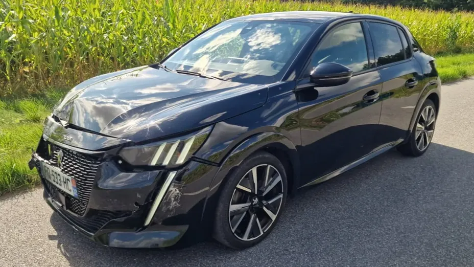 PEUGEOT 208 -