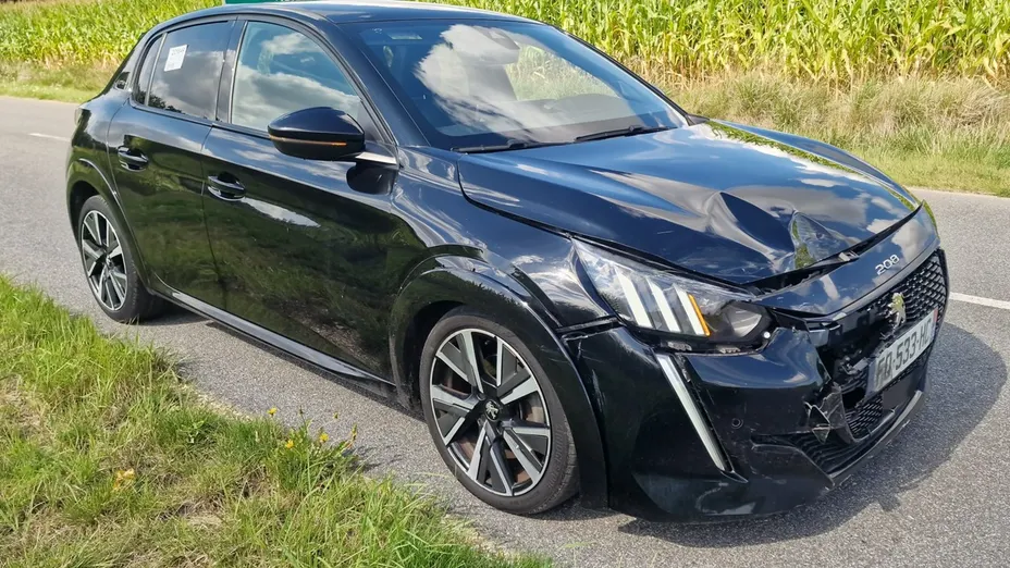 PEUGEOT 208 -