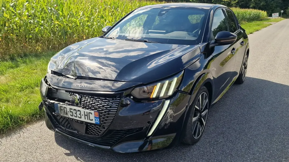 PEUGEOT 208 -