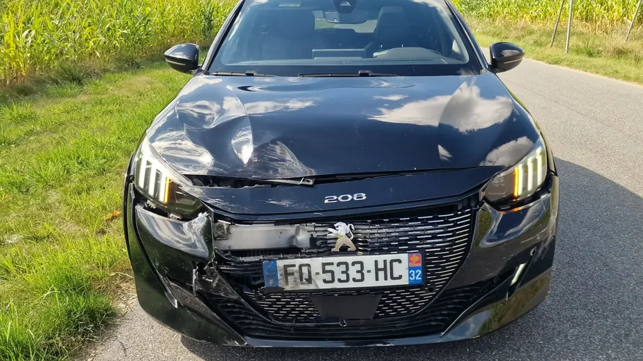 PEUGEOT 208 -
