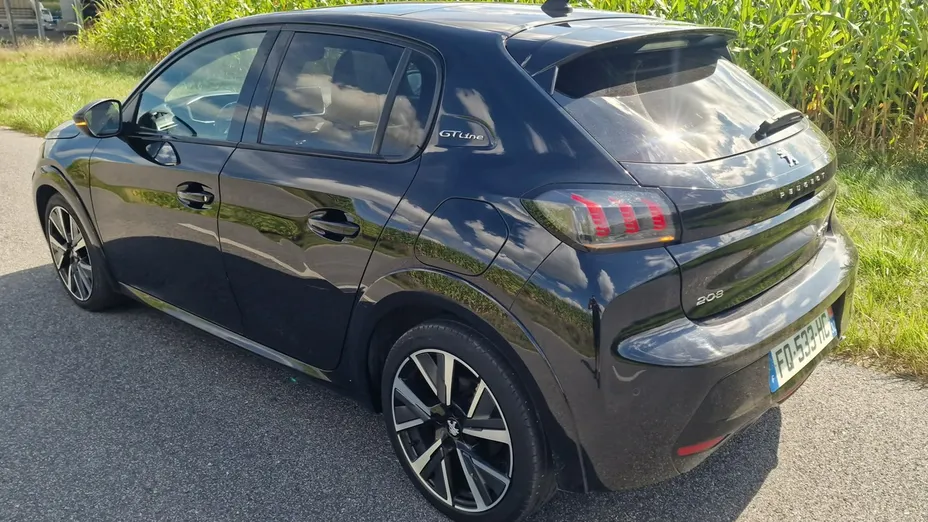 PEUGEOT 208 -