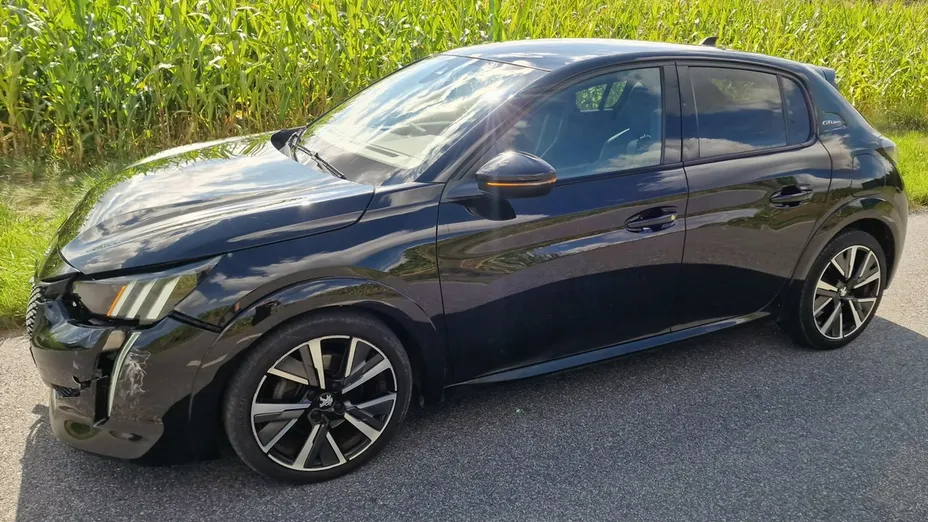 PEUGEOT 208 -