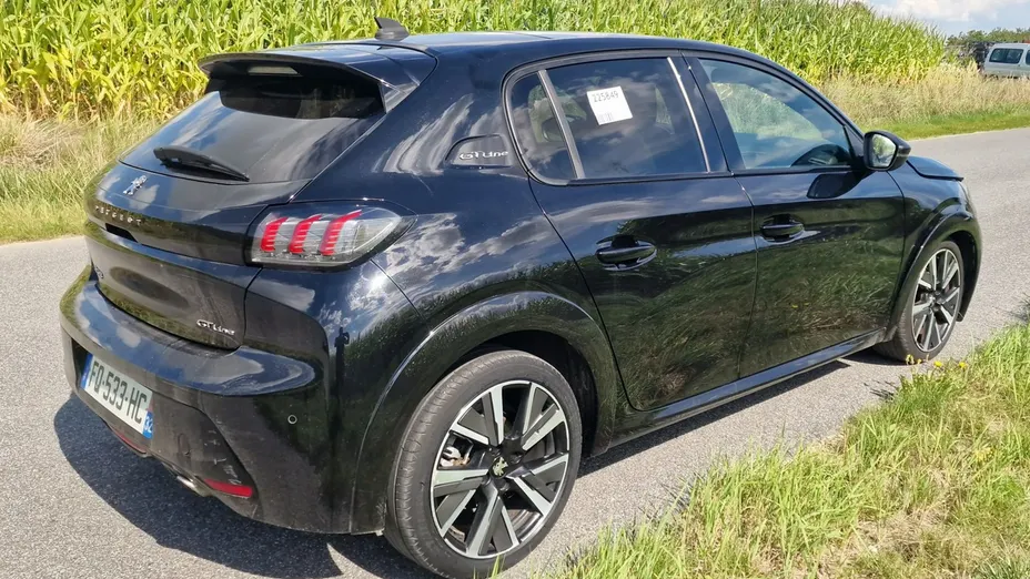 PEUGEOT 208 -