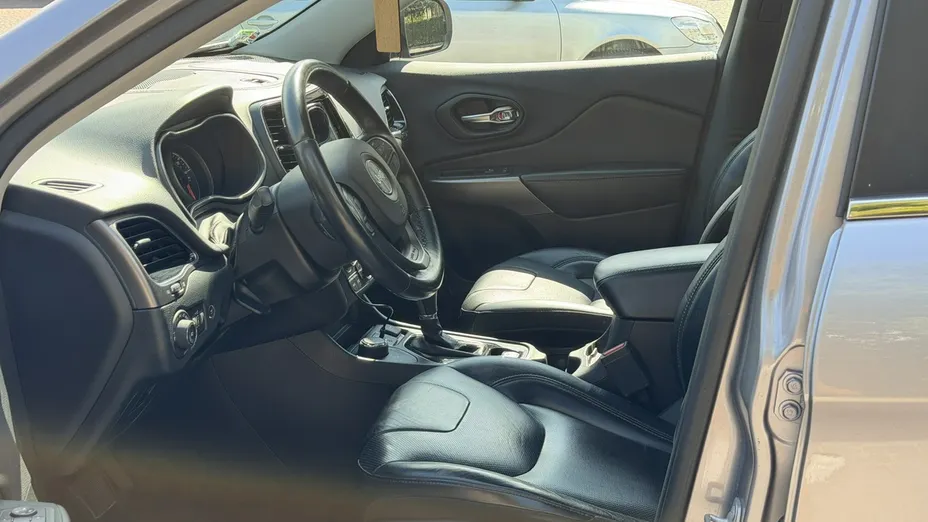 JEEP Cherokee -