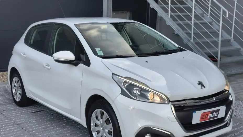 PEUGEOT 208 -