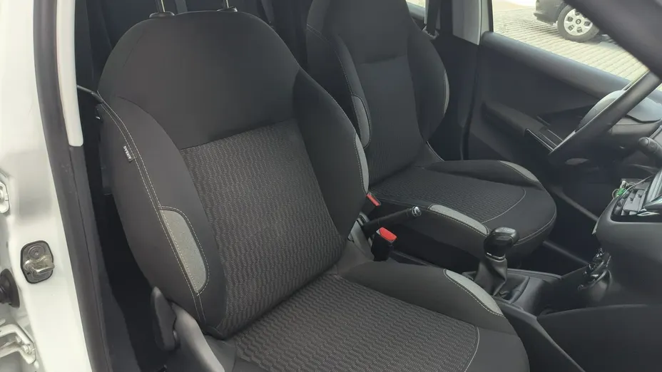 PEUGEOT 208 -