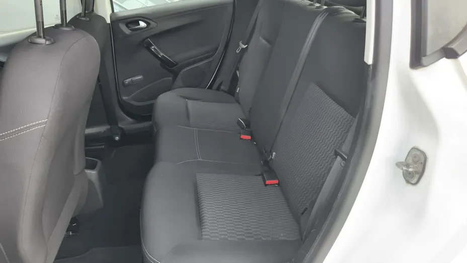 PEUGEOT 208 -