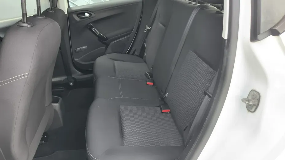PEUGEOT 208 -