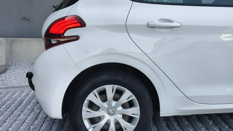 PEUGEOT 208 -
