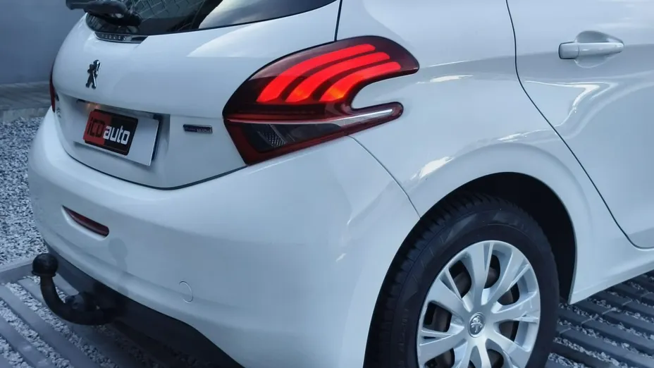 PEUGEOT 208 -