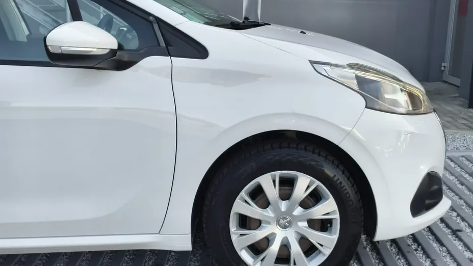 PEUGEOT 208 -
