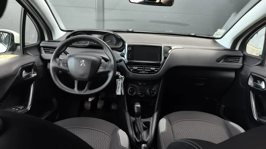 PEUGEOT 208 -