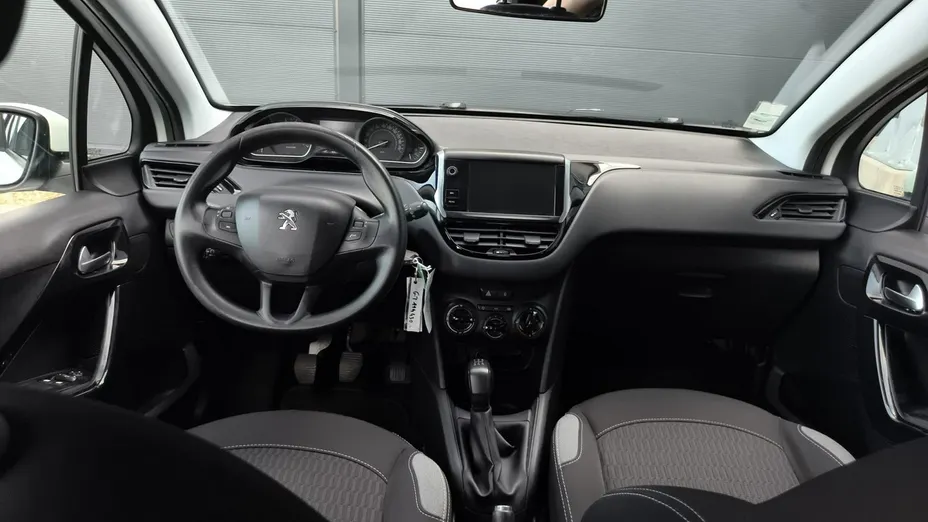 PEUGEOT 208 -