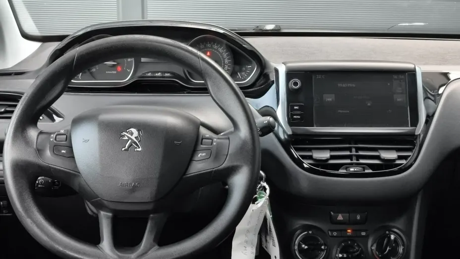 PEUGEOT 208 -