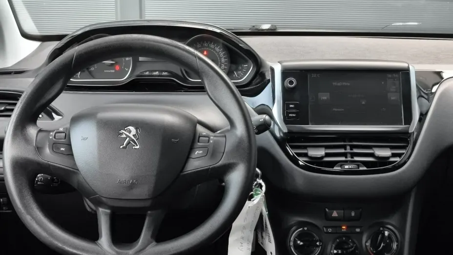 PEUGEOT 208 -