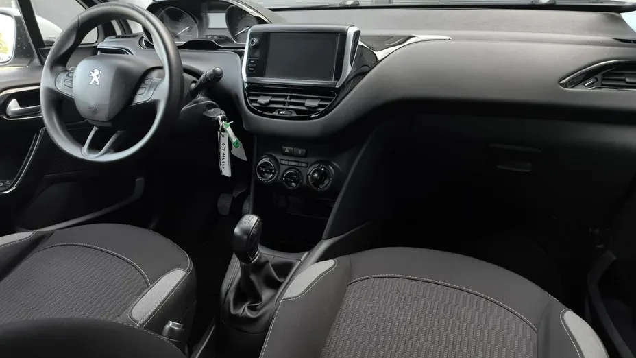 PEUGEOT 208 -