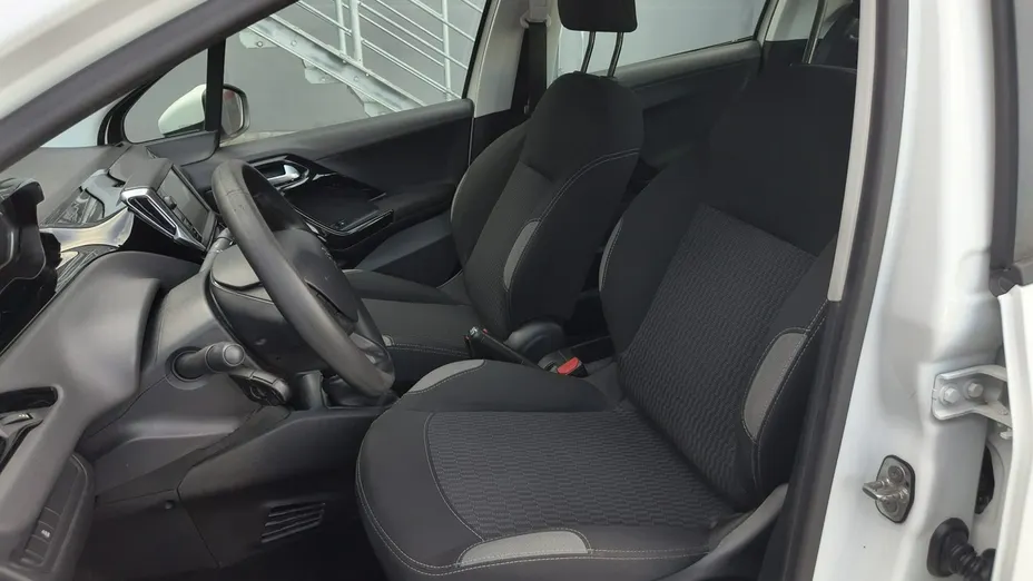 PEUGEOT 208 -