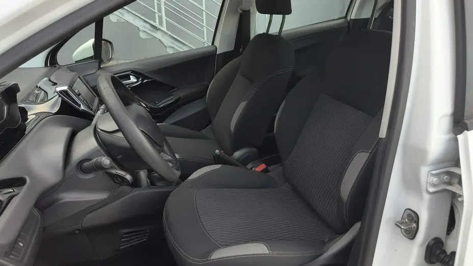 PEUGEOT 208 -