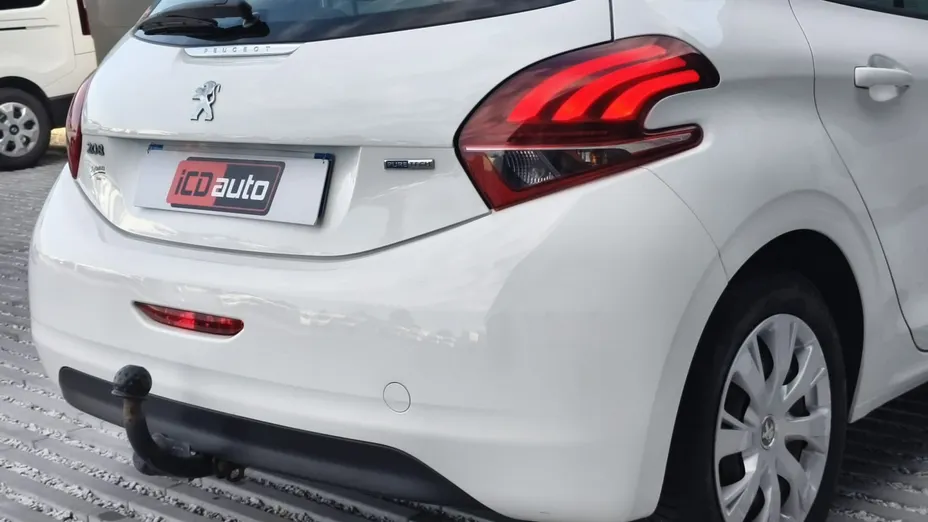PEUGEOT 208 -