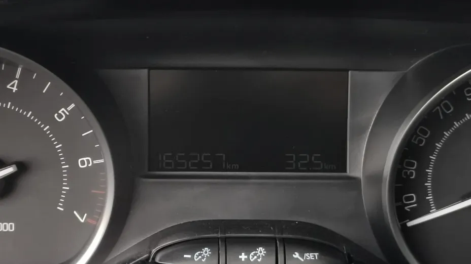 PEUGEOT 208 -