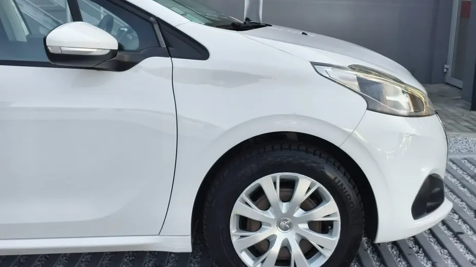 PEUGEOT 208 -