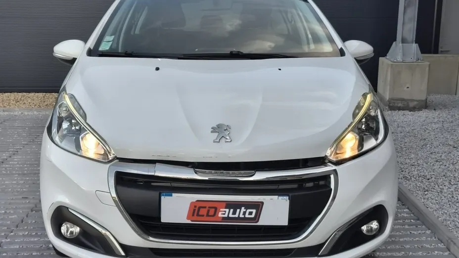 PEUGEOT 208 -
