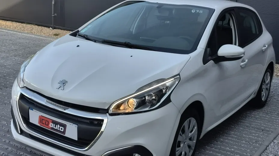 PEUGEOT 208 -