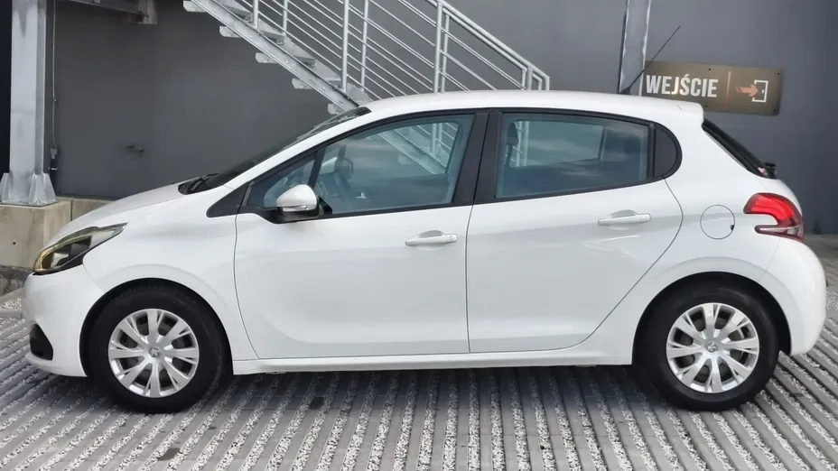 PEUGEOT 208 -