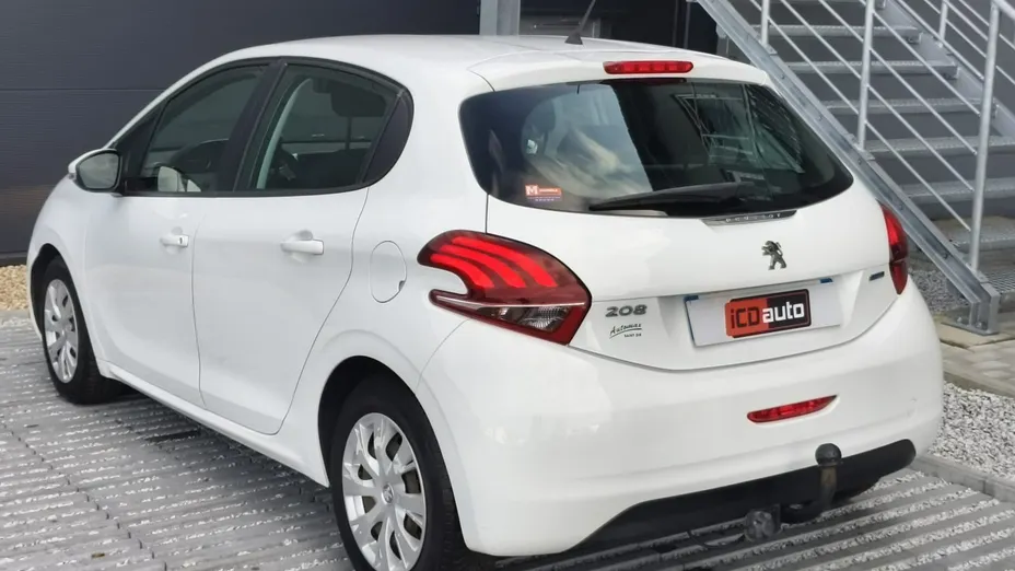 PEUGEOT 208 -