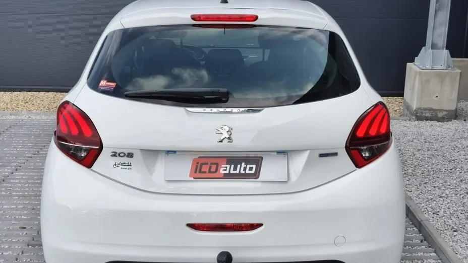 PEUGEOT 208 -