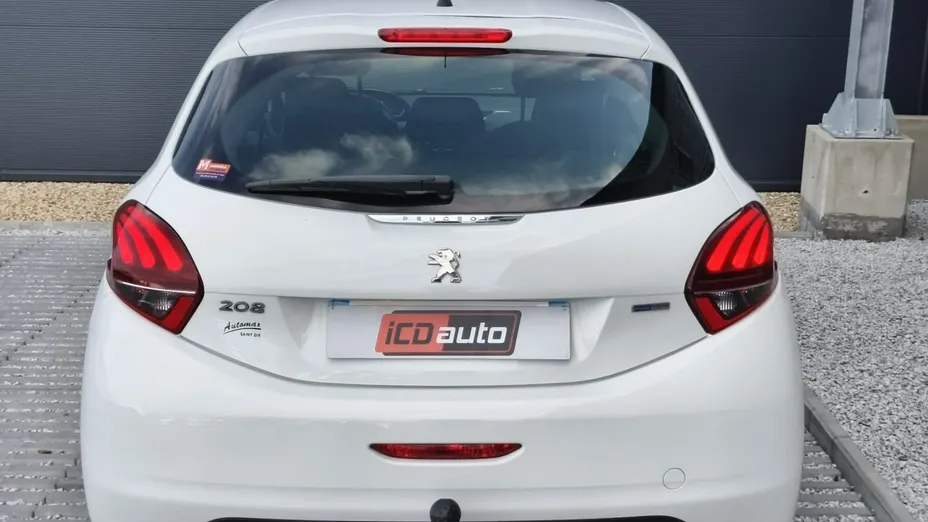 PEUGEOT 208 -