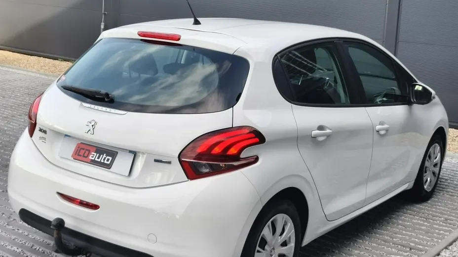 PEUGEOT 208 -