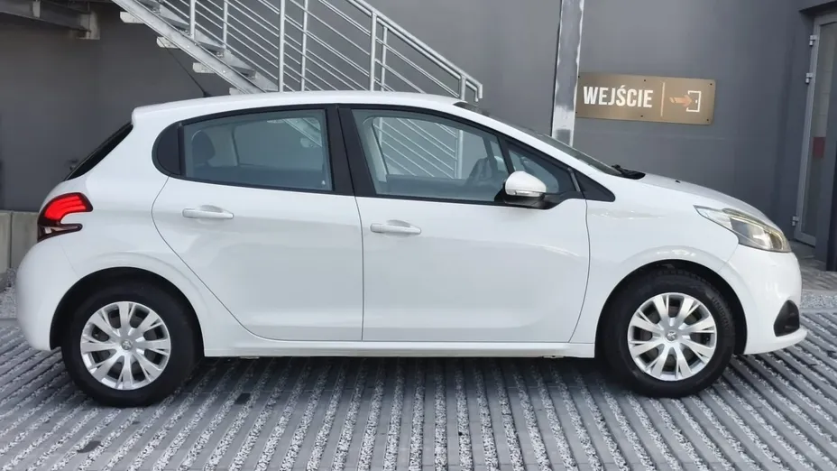 PEUGEOT 208 -