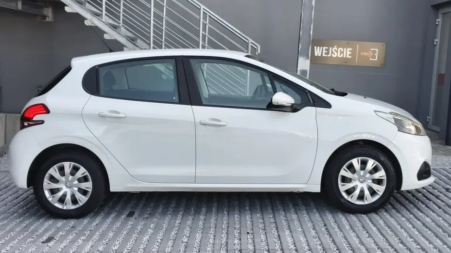 PEUGEOT 208 -