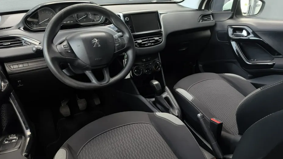 PEUGEOT 208 -