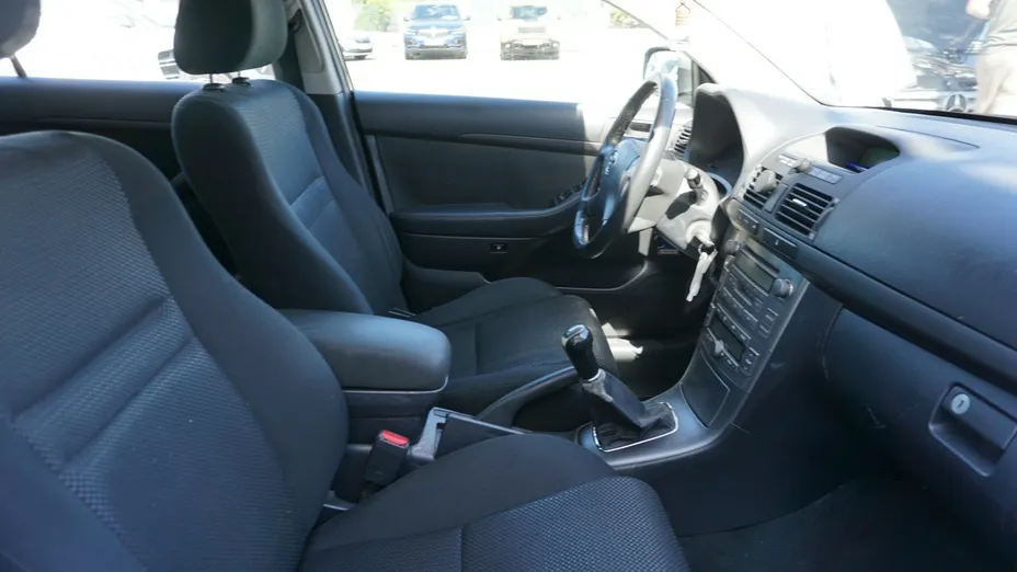TOYOTA Avensis -