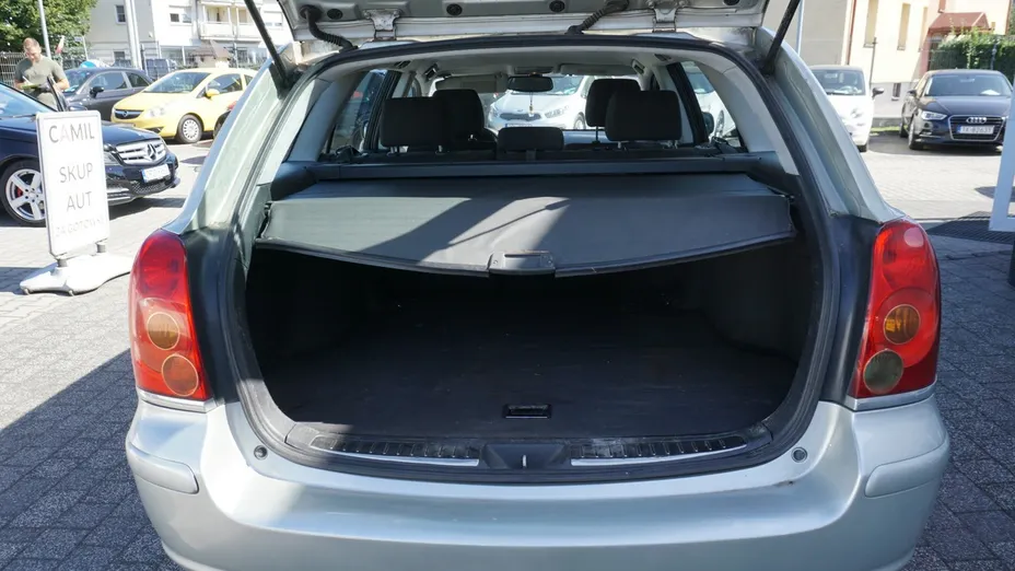 TOYOTA Avensis -