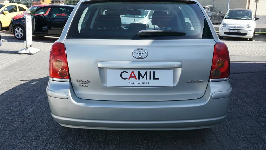 TOYOTA Avensis -