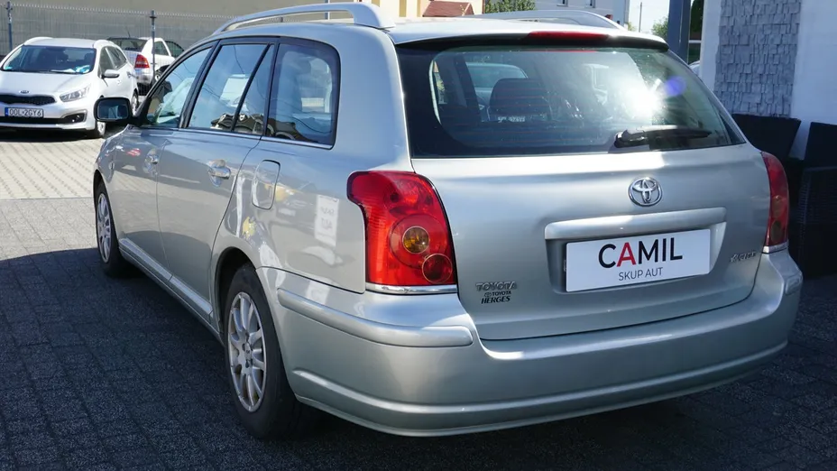 TOYOTA Avensis -