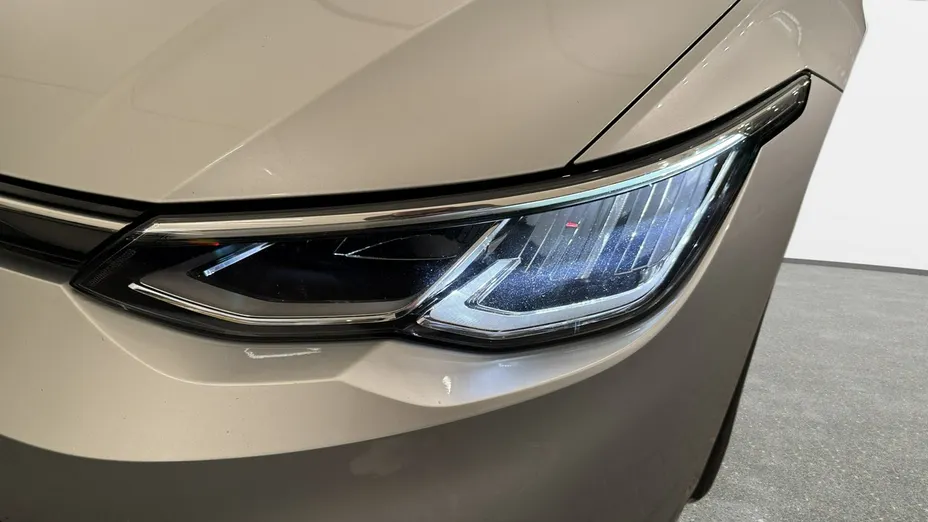 VOLKSWAGEN Golf -