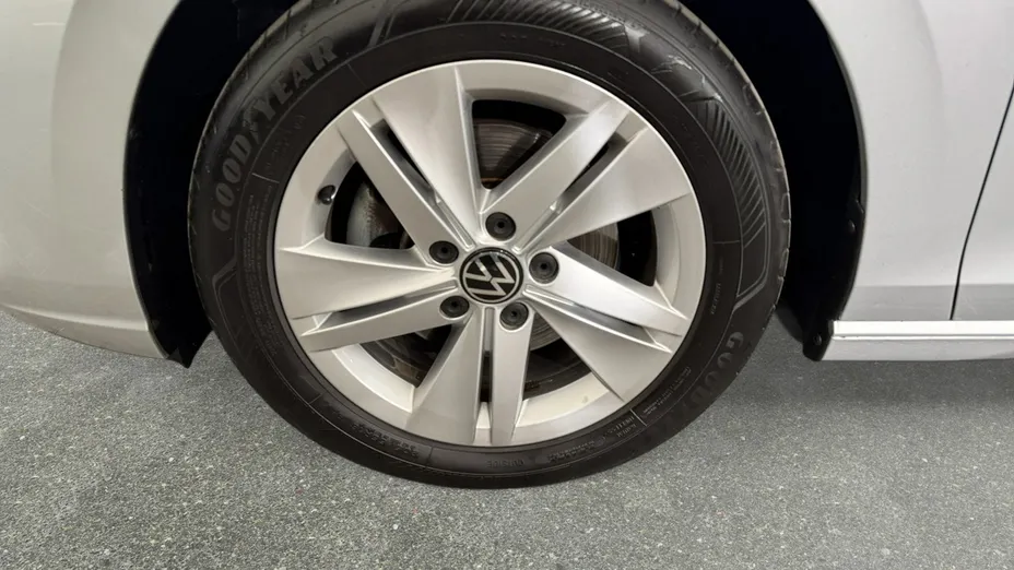VOLKSWAGEN Golf -