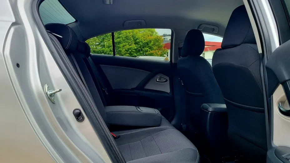 TOYOTA Avensis -