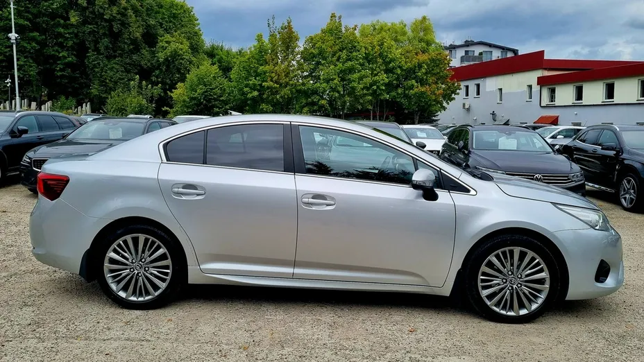 TOYOTA Avensis -