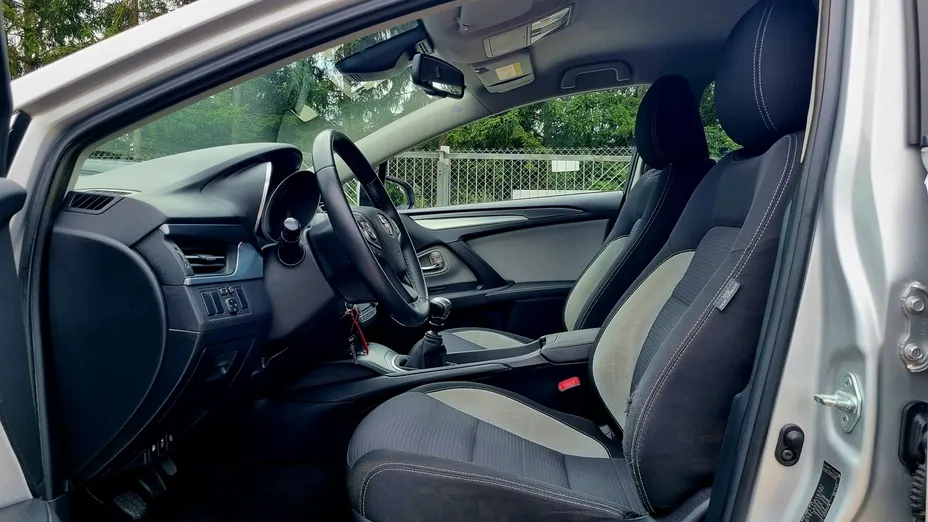 TOYOTA Avensis -