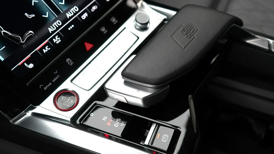 AUDI Q8 Sportback e-tron -