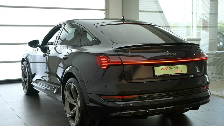 AUDI Q8 Sportback e-tron -