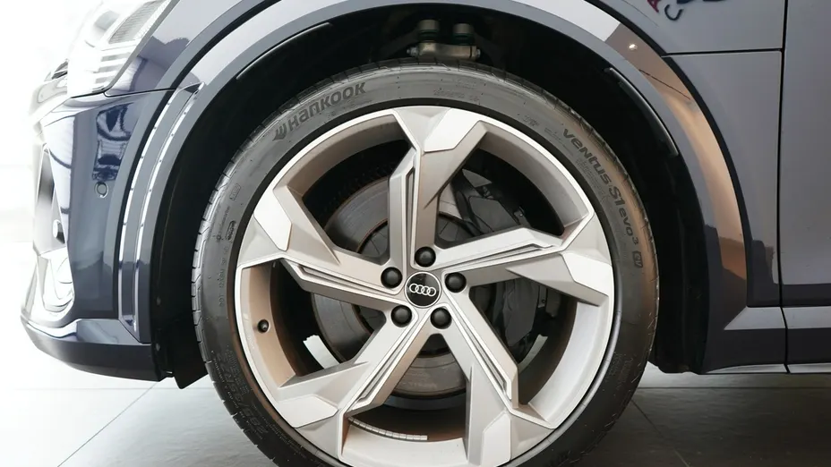 AUDI Q8 Sportback e-tron -