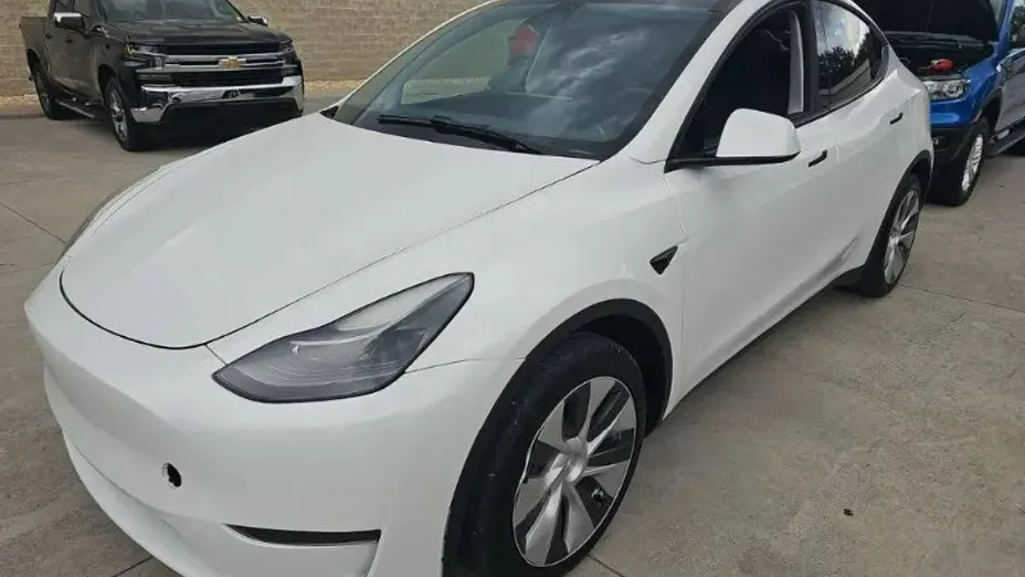 TESLA Model Y -